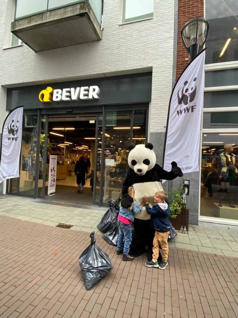 Panda is heel blij en knuffelt met twee deelnemers van de 5e Haarlemse plogdag en event-partners Bever en Spaarnelanden